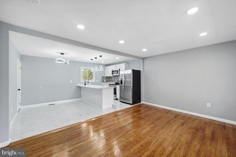 9601 Oakwood Ave, Lanham, MD 20706