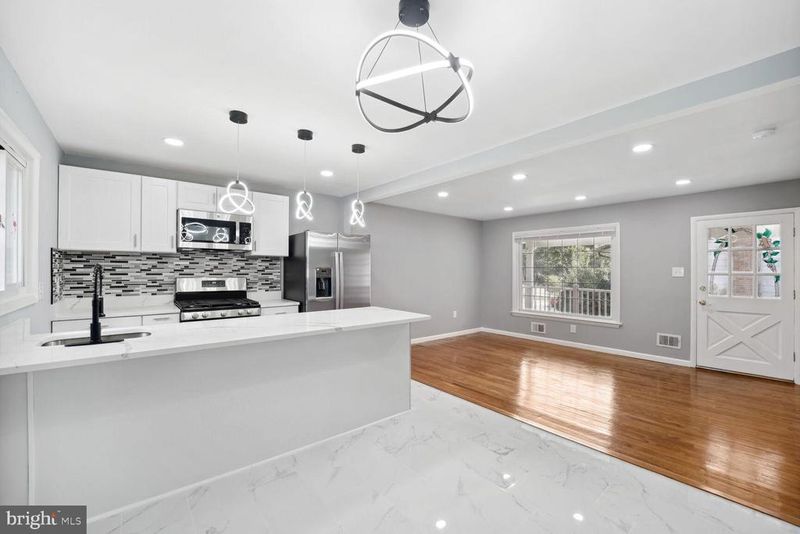 9601 Oakwood Ave, Lanham, MD 20706
