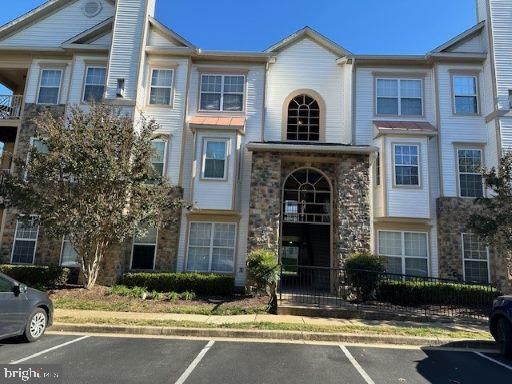5947 Founders Hill Dr #302, Alexandria, VA 22310