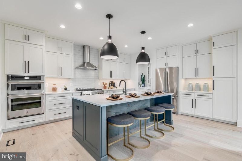 915 18th St S, Arlington, VA 22202