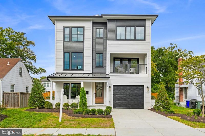 915 18th St S, Arlington, VA 22202