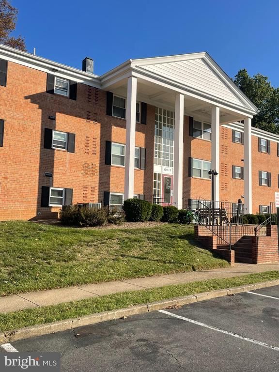 120 Washington St NE #4, Leesburg, VA 20176