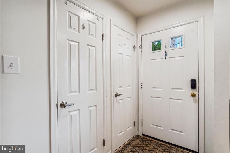 5039 9th St S, Arlington, VA 22204