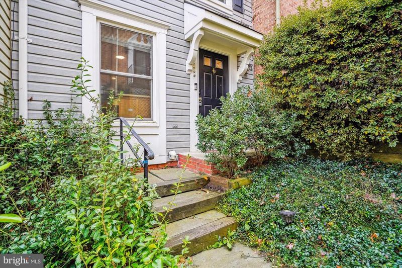 5039 9th St S, Arlington, VA 22204