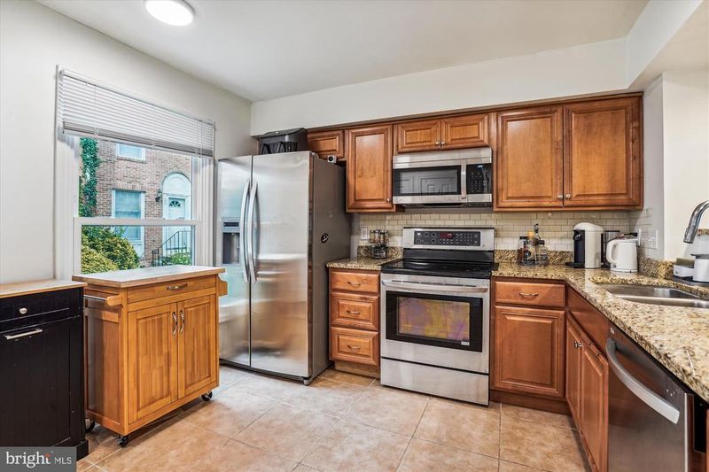 5039 9th St S, Arlington, VA 22204