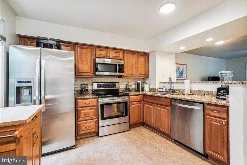 5039 9th St S, Arlington, VA 22204