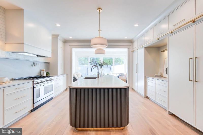 214 10th St NE, Washington, DC 20002