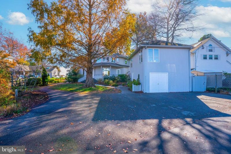 975 Bay Dr, Deale, MD 20751