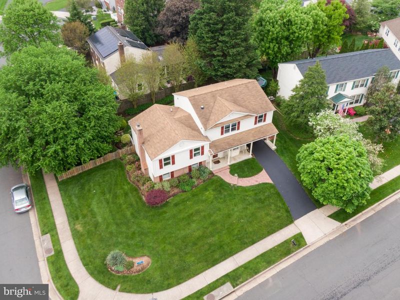 12601 Bayou Dr, Herndon, VA 20170