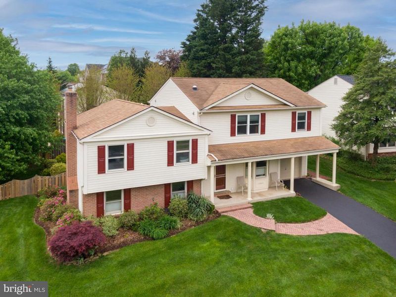 12601 Bayou Dr, Herndon, VA 20170