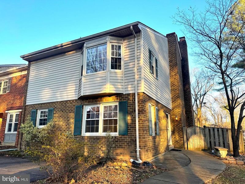 1008 Moorefield Creek Rd SW, Vienna, VA 22180