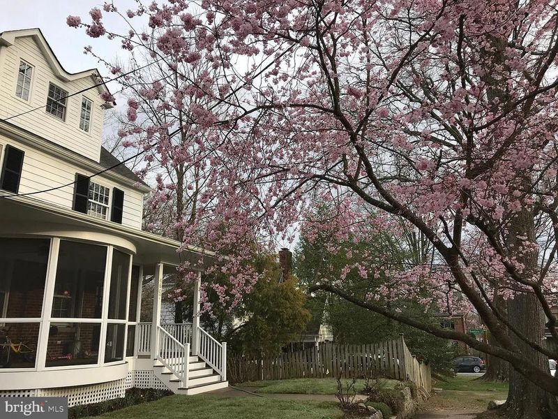 4607 Asbury Pl NW, Washington, DC 20016