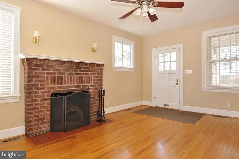 4607 Asbury Pl NW, Washington, DC 20016