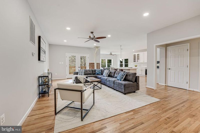 132 Lakeland Dr, Sterling, VA 20164