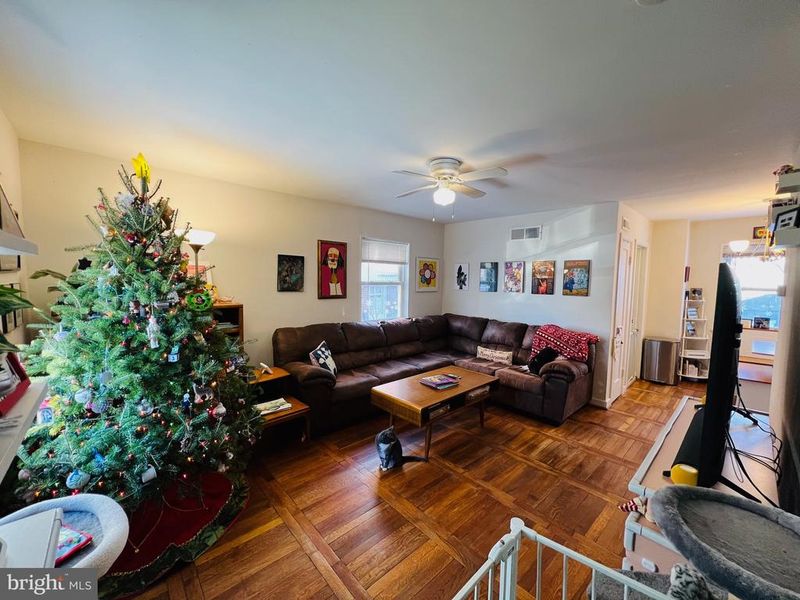 909 S Irving St, Arlington, VA 22204