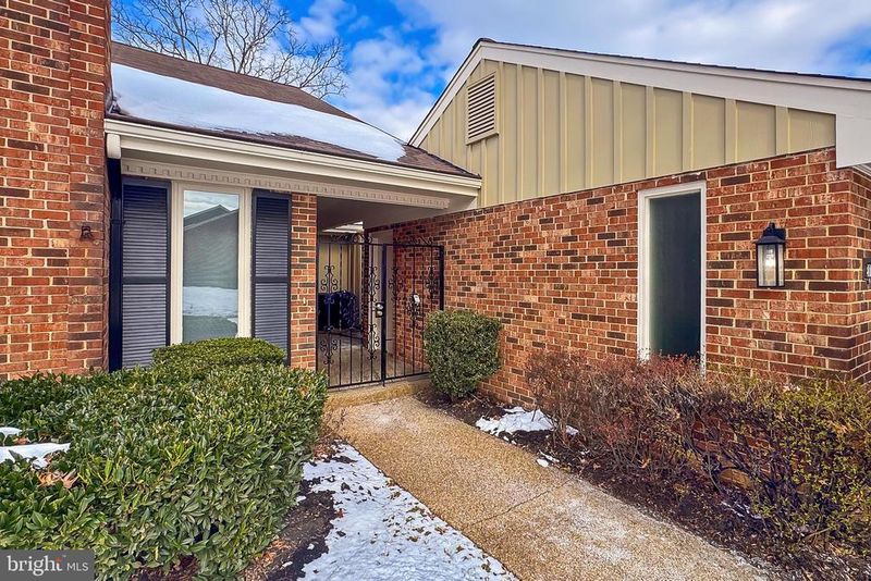 2804 Oakton Manor Ct, Oakton, VA 22124