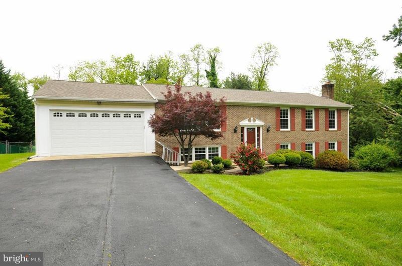 10506 Oak Pl, Fairfax, VA 22030