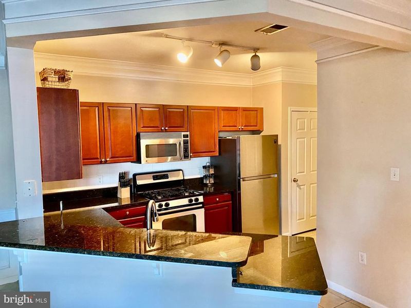 512 Sunset View Ter SE #208, Leesburg, VA 20175