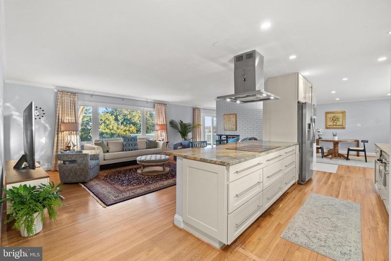 7215 Regent Dr, Alexandria, VA 22307