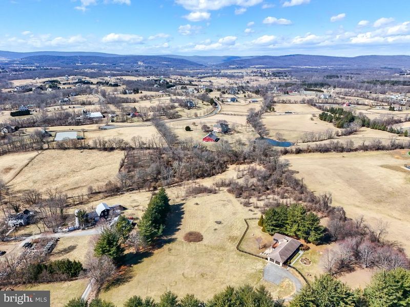 38572 Pheasant Hill Ln, Hamilton, VA 20158