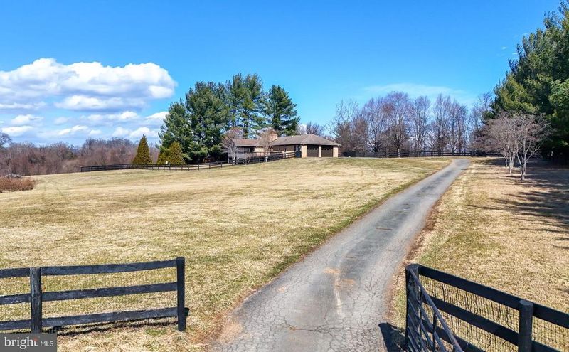 38572 Pheasant Hill Ln, Hamilton, VA 20158