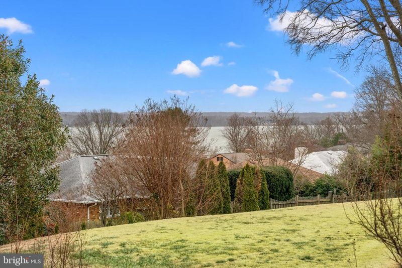 7215 Regent Dr, Alexandria, VA 22307