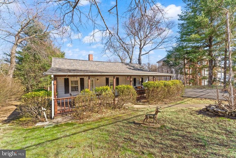 927 Utterback Store Rd, Great Falls, VA 22066