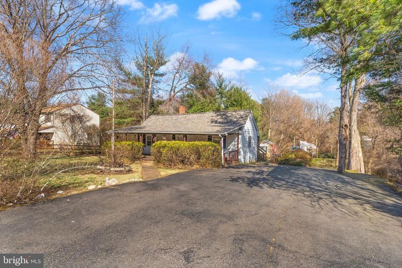 927 Utterback Store Rd, Great Falls, VA 22066