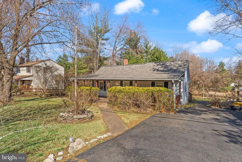 927 Utterback Store Rd, Great Falls, VA 22066