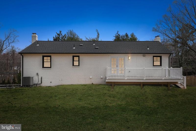 820 Walker Rd, Great Falls, VA 22066