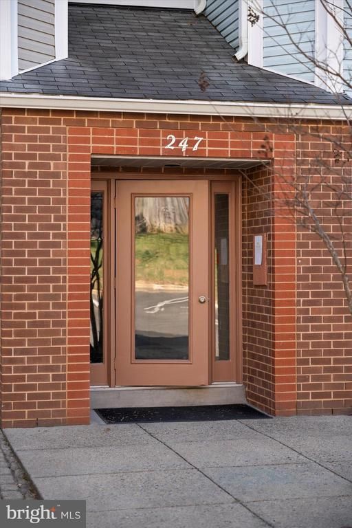 247 S Pickett St S #302, Alexandria, VA 22304