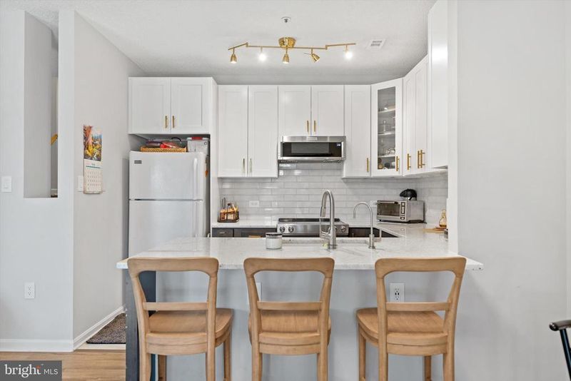 247 S Pickett St S #302, Alexandria, VA 22304