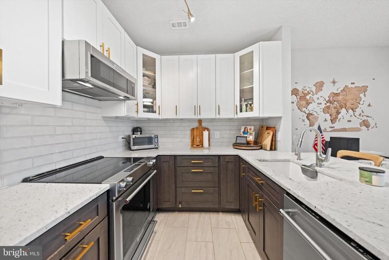 247 S Pickett St S #302, Alexandria, VA 22304