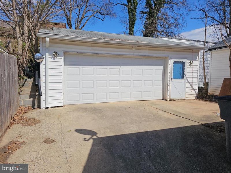 712 Crabb Ave, Rockville, MD 20850