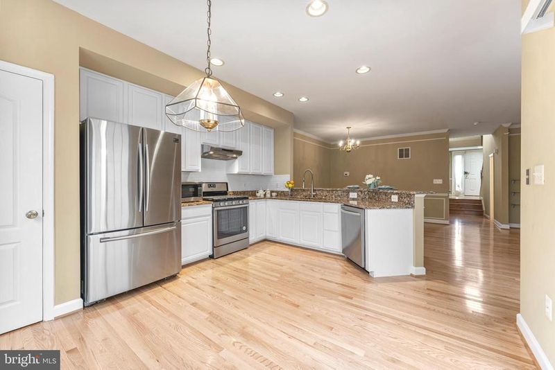 6002 Saint Hubert Ln, Centreville, VA 20121