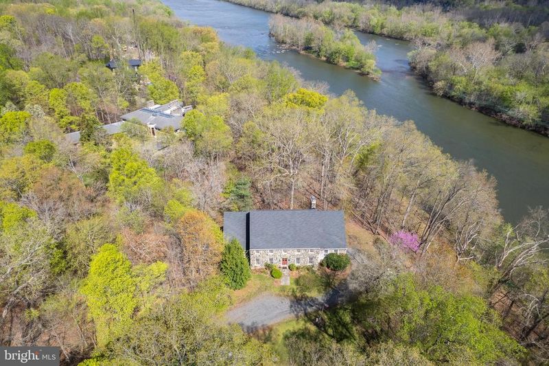 121 Yarnick Rd, Great Falls, VA 22066
