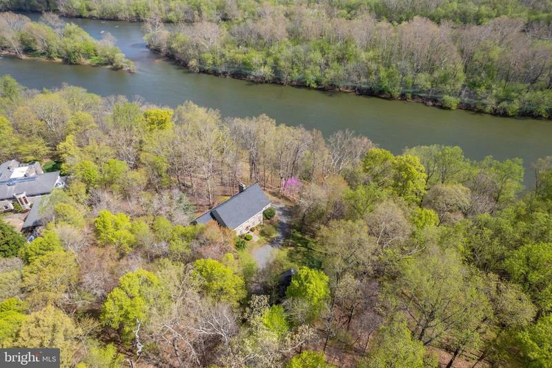 121 Yarnick Rd, Great Falls, VA 22066