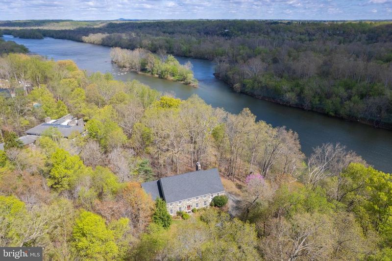 121 Yarnick Rd, Great Falls, VA 22066