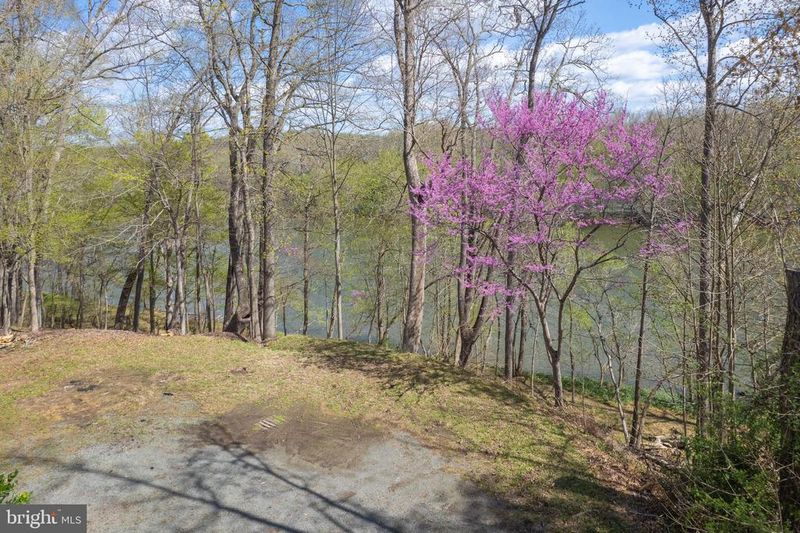 121 Yarnick Rd, Great Falls, VA 22066