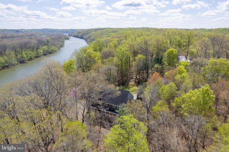 121 Yarnick Rd, Great Falls, VA 22066