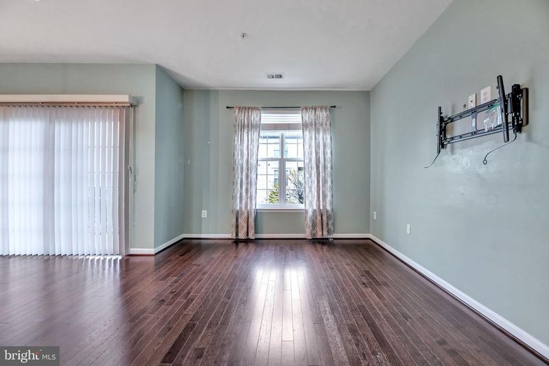 5502 Capital Gateway Dr #418, Suitland, MD 20746