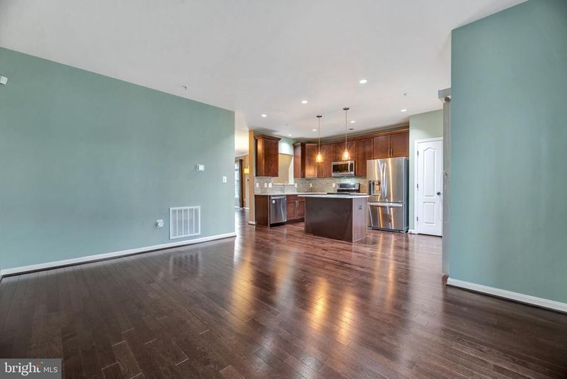 5502 Capital Gateway Dr #418, Suitland, MD 20746