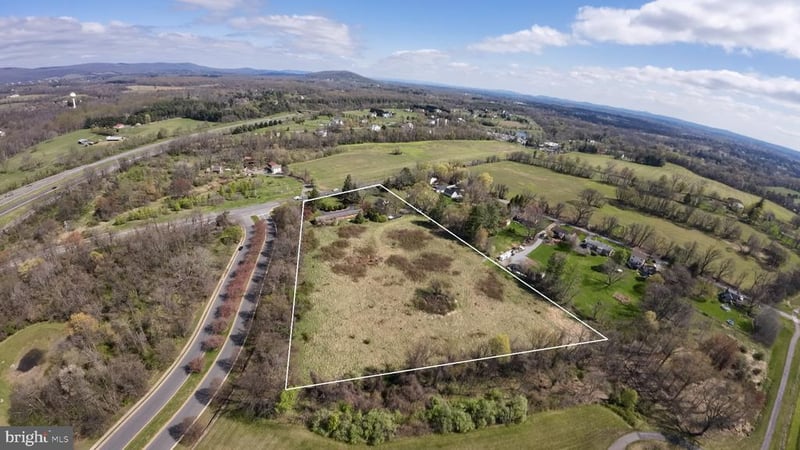 36169 Loudoun St, Round Hill, VA 20141