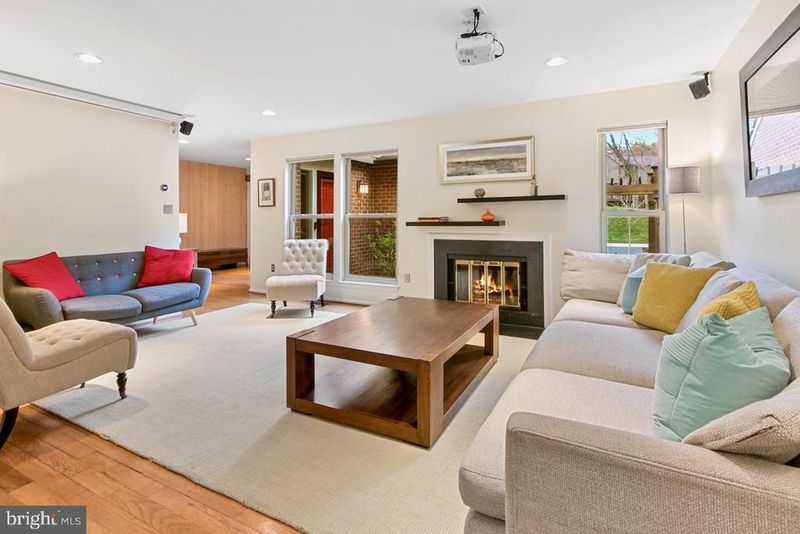 6418 Wishbone Ter, Cabin John, MD 20818