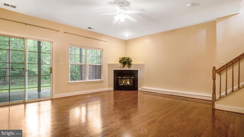 2080 Capstone Cir, Herndon, VA 20170