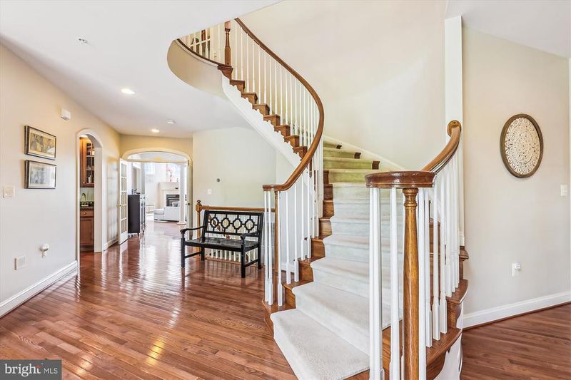 4 Hidden Ponds Ct, Gaithersburg, MD 20878