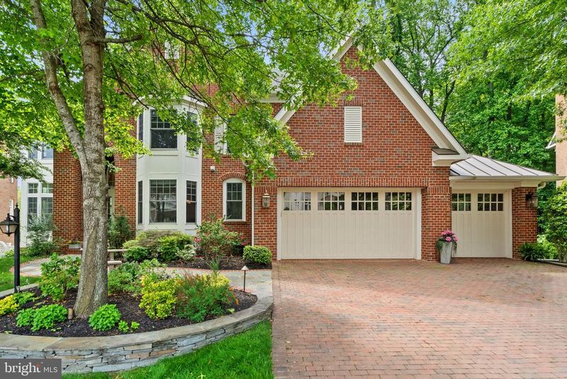 3528 Schuerman House Dr, Fairfax, VA 22031