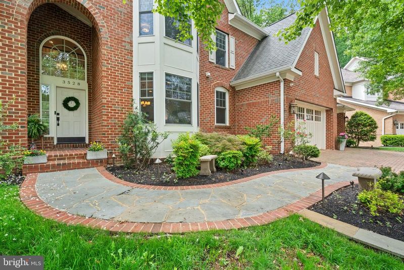 3528 Schuerman House Dr, Fairfax, VA 22031