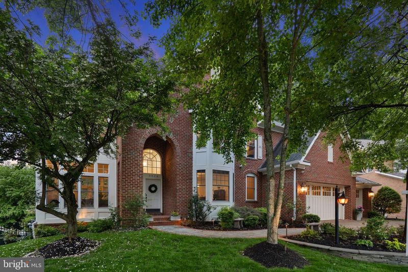 3528 Schuerman House Dr, Fairfax, VA 22031