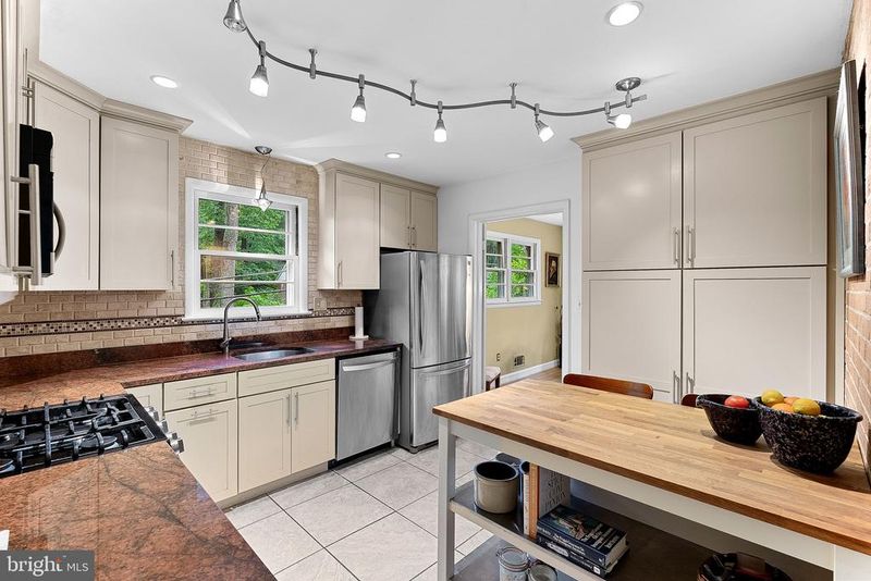 3608 Whispering Ln, Falls Church, VA 22041